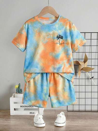 Bộ 2 món gồm áo thun ngắn tay và quần short in họa tiết nhuộm tie-dye cho bé trai.