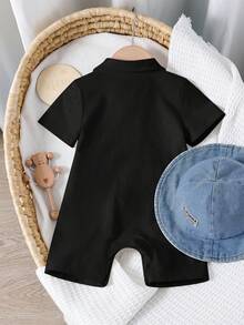 SHEIN 男女宝宝两件套牛仔标语刺绣短袖连体衣和牛仔遮阳帽套装，春夏男婴服装，套装，复活节 - 黑色 - 查看 2