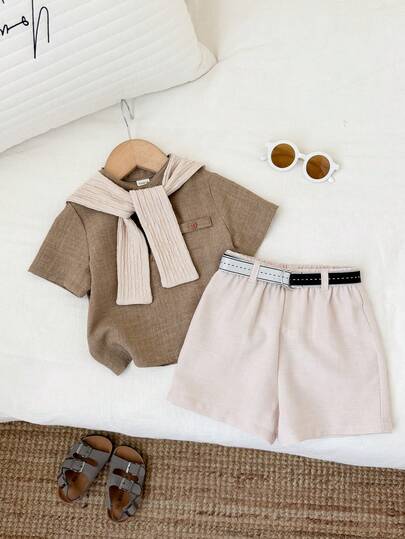 SHEIN Bộ 3 món cho bé trai kiểu dáng thường ngày đi học: áo sơ mi ngắn tay, áo polo, quần short và khăn quàng cổ, kèm thắt lưng, phù hợp cho các dịp trang trọng, dự tiệc cưới, làm phù rể, bé trai cầm nhẫn, sinh nhật, lễ rửa tội và tiệc mừng em bé chào đời.