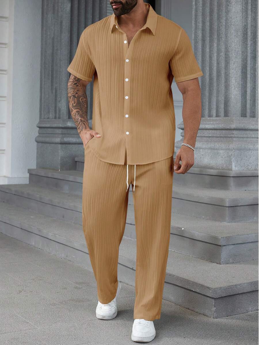 Manfinity Homme 加大码男士纯色单排扣短袖衬衫和带口袋休闲裤两件套 - 卡其色 - 查看 1