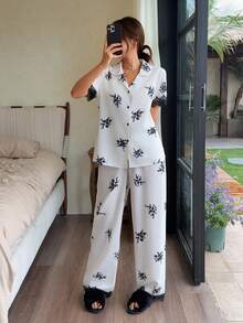 Dream Adore Set Piyama Kemeja dan Celana Motif Bunga dengan Hiasan Renda - Putih - View 5