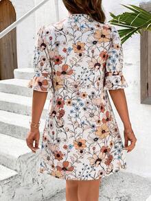 SHEIN Clasi 女士优雅印花V领荷叶袖宽松舒适A字短裙 - 白色 - 查看 2