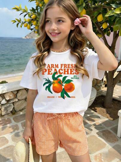 SHEIN Sparklyn 2 pièces/set T-shirt à manches courtes avec imprimé lettres et fruits et shorts rayés pour fille préadolescente. Tenue décontractée convenant pour le quotidien, l'école, le week-end, le parc, le pique-nique, la plage et autres occasions de loisirs.