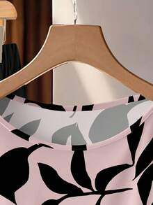 SHEIN Clasi 休闲复古优雅通勤百搭暖粉黑花卉印花图案，舒适保暖的女士圆领宽松短袖衬衫配蝴蝶结和直筒宽松长裤两件套，适合秋冬季穿着。 - 彩色 - 查看 5