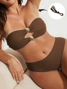 Oceva Conjunto de biquíni plus size de cor sólida com alças ajustáveis e removíveis, decote vazado, dois acessórios dourados combinando e modelagem triangular de cintura baixa e corte alto. Estilo sexy e elegante para férias na praia. - Castanho Café - Ver 1