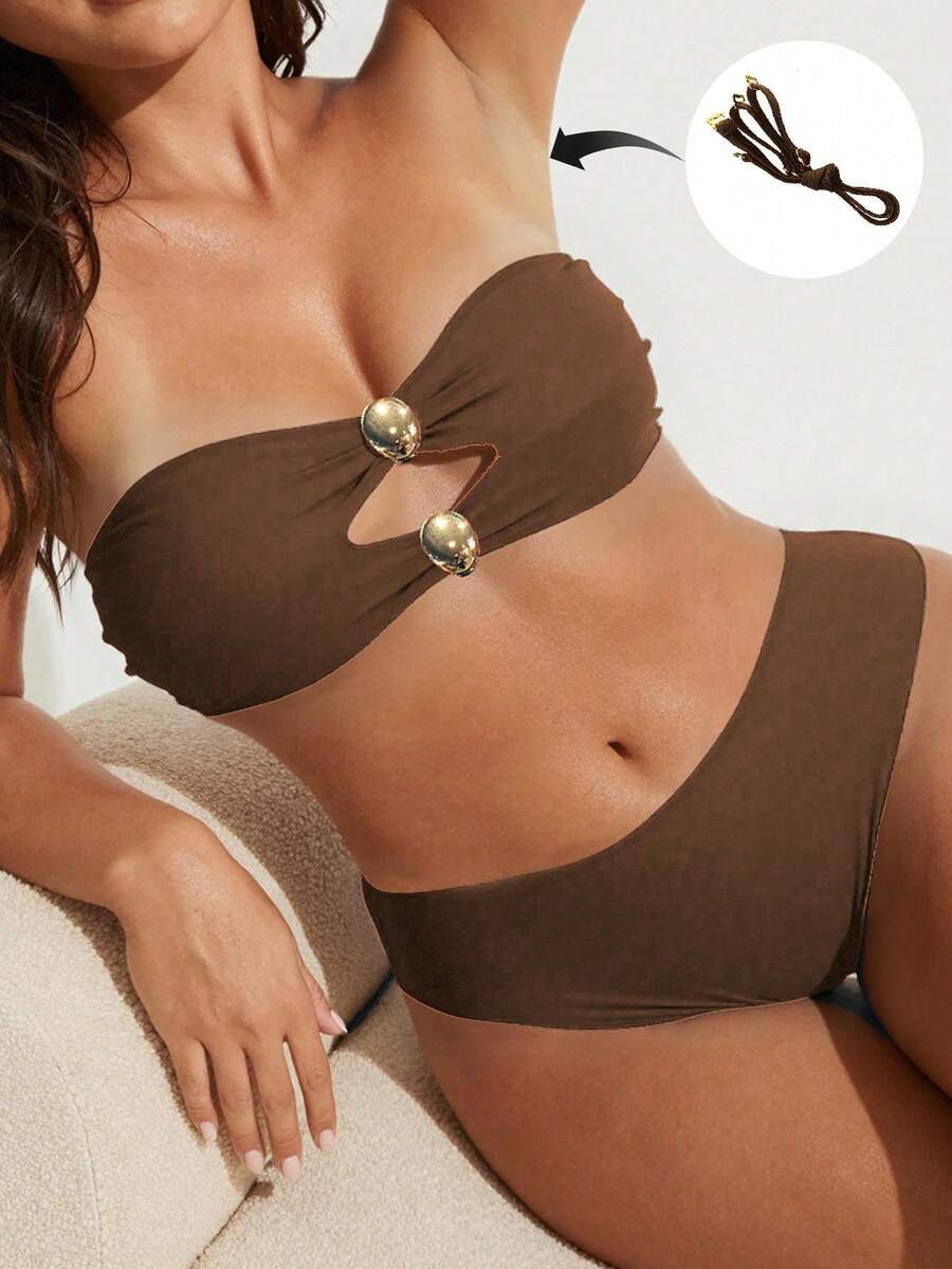 Oceva Conjunto de biquíni plus size de cor sólida com alças ajustáveis e removíveis, decote vazado, dois acessórios dourados combinando e modelagem triangular de cintura baixa e corte alto. Estilo sexy e elegante para férias na praia. - Castanho Café - Ver 1