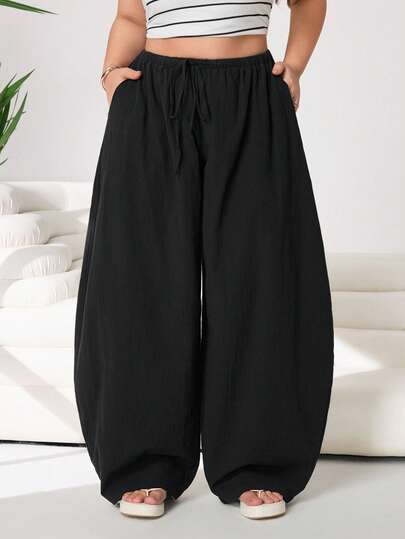 Solflare Quần nữ cỡ lớn màu đen có dây rút ở eo và túi, kiểu dáng thường ngày.