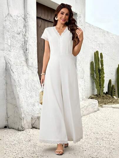 Mono elegante de mujer con cuello en V,mangas cortas y piernas anchas con empalme de encaje