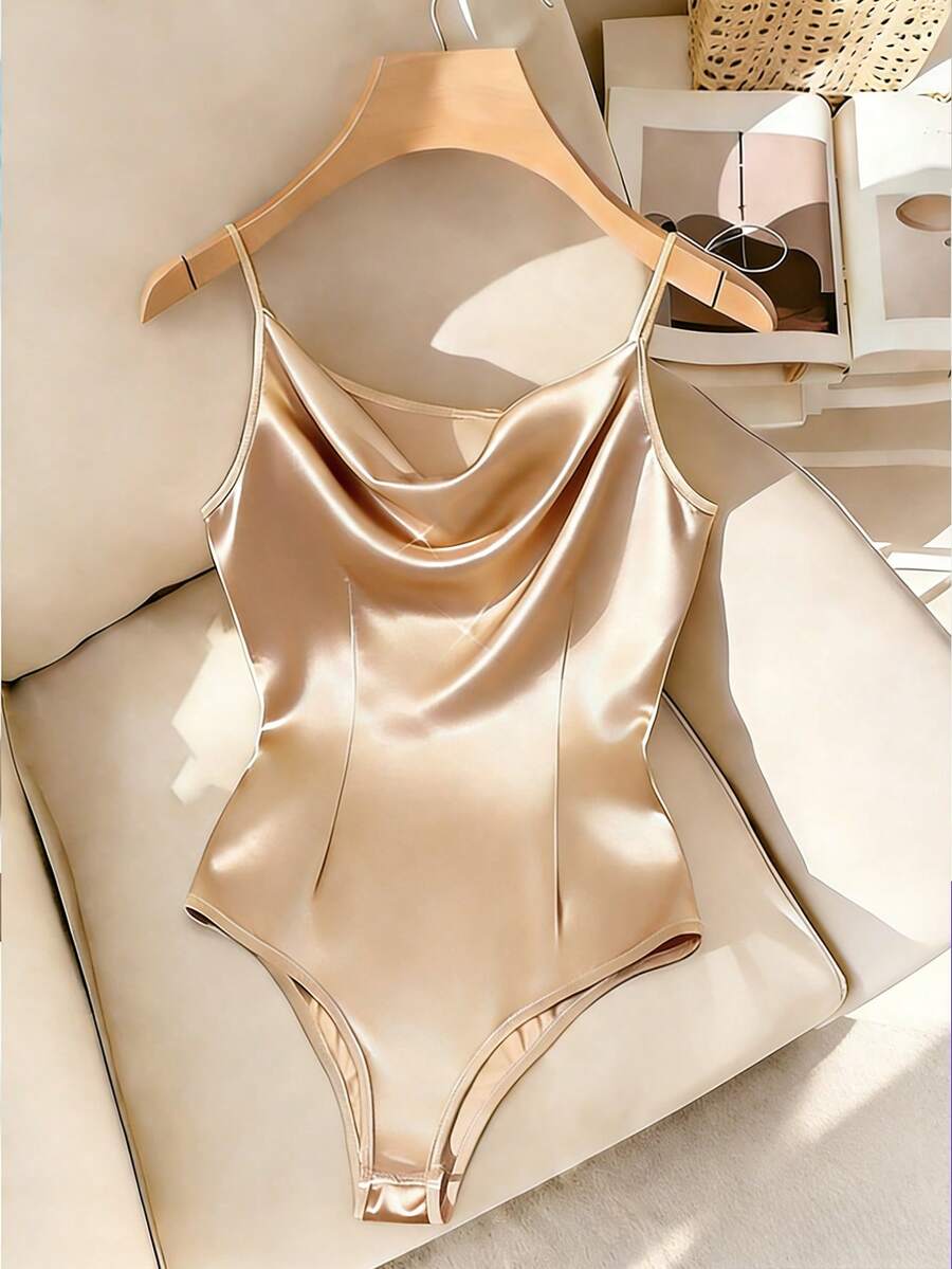 SHEIN PETITE 女士时尚深V领吊带连体衣，适合派对、约会、晚宴、节日、日常休闲穿着、通勤和度假等场合。 - 卡其色 - 查看 1