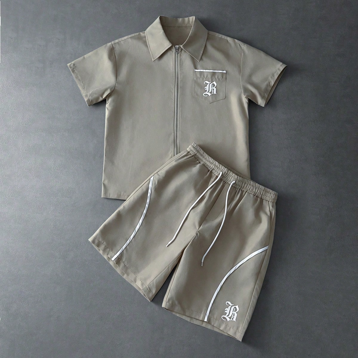 Estilo callejero para hombres jóvenes, diseño multifuncional INS: conjunto de camisa y pantalones cortos casuales sueltos con estampado gráfico, ad