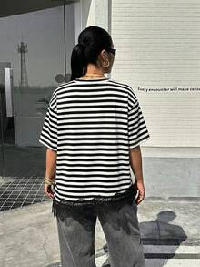 Muchica 大码女式黑白条纹圆领短袖T恤，撞色蕾丝不对称下摆，宽松版型。适合夏季、日常通勤、约会、派对、秋冬季穿着。 - 黑與白 - 查看 4