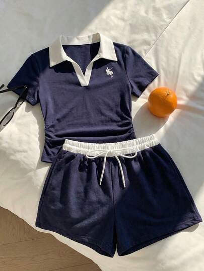 SHEIN Genç Kızlar İçin Şövalye Baskılı Kontrast Renkli Polo Yaka Kısa Kollu Tişört ve Şort Günlük Takım