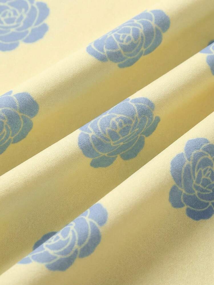 Robe mini en maille jaune beurre avec une imprimé floral bleu et un décolleté en V. Style mignon printemps-été, style français parisien, robe de vacances
