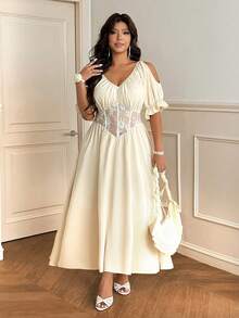 Vionelle Robe courte à manches courtes, col en V, texturée et brillante, en dentelle ajourée, pour femmes grandes tailles, collection Printemps/Été 2026. Convient pour les mariages, événements, rendez-vous et sorties - Nude - Voir 5