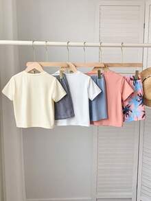SHEIN 6件套男童夏季海岛度假风套装：白色棕榈树印花T恤、黑白条纹短裤、粉色小棕榈树印花T恤、浅蓝色棕榈树印花短裤、浅蓝色白色棕榈树轮廓T恤、蓝色短裤。适合日常穿着、旅行、户外活动、节日派对、夏季海滩度假、春夏季节。 - 彩色 - 查看 3