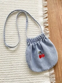 女童牛仔连衣裙，浅色水洗休闲宽松吊带牛仔连衣裙，腰部褶皱设计，饰有草莓刺绣。采用轻盈柔软的棉质牛仔面料，是时尚女孩的必备单品。适合春夏穿着，休闲、日常穿搭、外出、派对等场合皆宜。2026夏季新品上市。 - 淺色水洗藍 - 查看 10