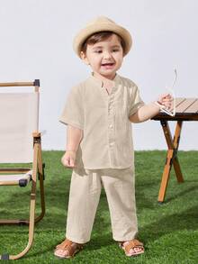 SHEIN Bộ quần áo 2 món gồm áo sơ mi và quần ngắn tay màu trơn, cổ đứng, dáng rộng, thích hợp cho bé trai và bé gái, thích hợp mặc ngoài trời, đi nghỉ mát, hàng ngày hoặc đi du lịch vào mùa xuân/hè/thu. - Màu be - Xem 4