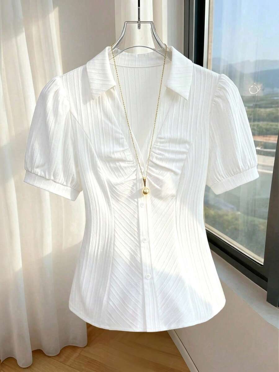 Elenzga 女士V领褶裥腰身优雅休闲新款夏季衬衫，带纽扣装饰和泡泡袖，白色 - 白色 - 查看 1