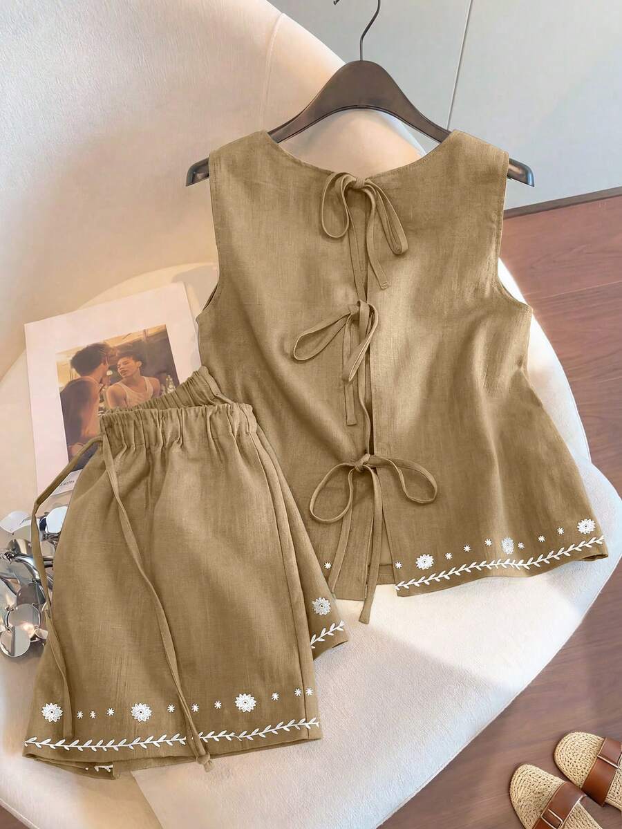SHEIN Franclia Bộ đồ đi nghỉ mát thường ngày dành cho nữ, áo cổ tròn buộc dây sau lưng in họa tiết nhuộm màu kết hợp với quần short in họa tiết nhuộm màu, thích hợp cho mùa xuân/hè. - Màu Khaki - Xem 1