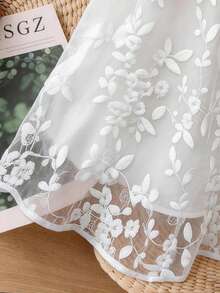 SHEIN Áo kiểu nữ màu trắng thanh lịch và giản dị, thêu hoa, không tay – Áo tank top cổ chữ V xẻ tà bất đối xứng, lý tưởng cho kỳ nghỉ hè, tiệc biển và trang phục dự đám cưới, áo nhẹ thoáng khí viền ren cho mùa hè, áo trắng, áo hoa cho nữ, trang phục đi nghỉ mát cho nữ, áo kiểu giản dị cho nữ, áo kiểu thanh lịch cho nữ, áo dự đám cưới, trang phục đi biển cho nữ, áo dự tiệc - trắng - Xem 10