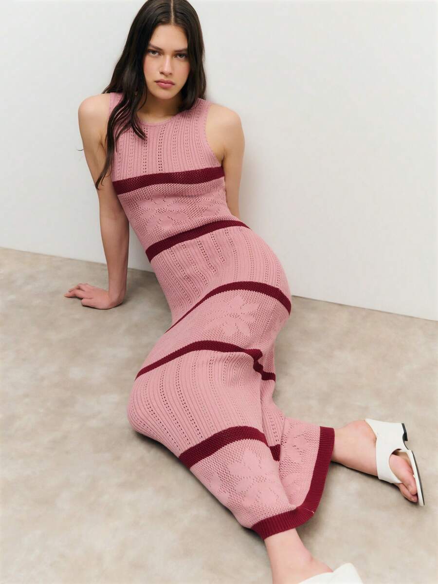 Nöista Đầm maxi dệt kim không tay màu hồng nhạt với các dải sọc màu đỏ tía tương phản, điểm xuyết họa tiết đan vặn và chấm bi. Hoàn hảo cho kỳ nghỉ hè, bãi biển, lễ hội âm nhạc, trang phục ngày lễ, hoặc trang phục hàng ngày. - Hồng - Xem 1