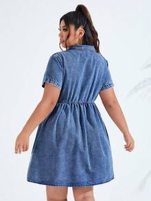 SHEIN ICON Vestido de mezclilla casual de verano con botones delanteros para tallas grandes - Azul lavado oscuro - Ver 2