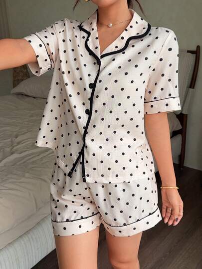Napfluff Bộ đồ ngủ nữ in chấm bi, áo tay ngắn cài cúc và quần short, kiểu dáng Hàn Quốc dễ thương, thoải mái khi mặc ở nhà.