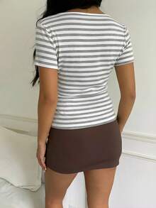 CovetEZ Áo thun ngắn tay trễ vai họa tiết hoa nhạt màu xám trắng kẻ sọc, phong cách tối giản, gợi cảm, phù hợp cho mùa xuân và mùa hè. Họa tiết hoa nhạt màu xám trắng kẻ sọc giúp bạn trông trắng sáng hơn. - Nhiều màu - Xem 2