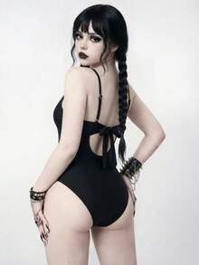 ROMWE Goth Eleganter schwarzer Badeanzug für Damen, einfarbiges minimalistisches Design, gepolsterter Push-Up-BH, Unterbügelunterstützung, dünne Träger, offener Rücken mit Twist-Detail, ausgeschnittene Brust, Schleifenrücken, schlankend & schmeichelhaft, geeignet für Urlaub, Strand, Party, Frühling/Sommer - Schwarz - Übersicht 2