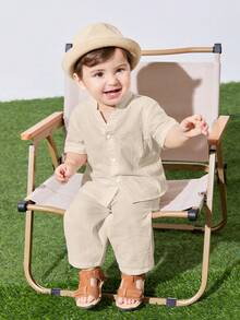 SHEIN Bộ quần áo 2 món gồm áo sơ mi và quần ngắn tay màu trơn, cổ đứng, dáng rộng, thích hợp cho bé trai và bé gái, thích hợp mặc ngoài trời, đi nghỉ mát, hàng ngày hoặc đi du lịch vào mùa xuân/hè/thu. - Màu be - Xem 3