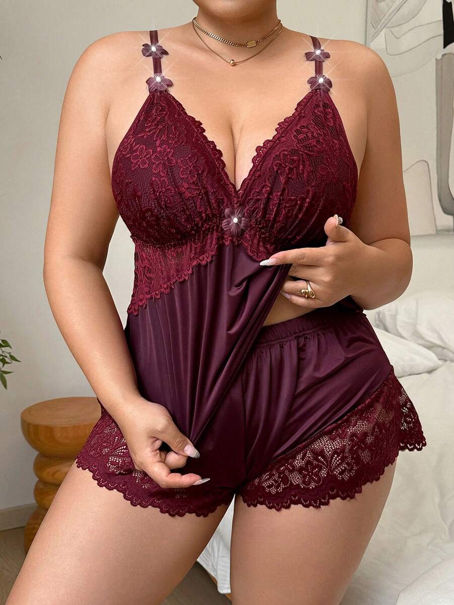 Napfluff CURVE Napfluff CURVE Conjunto de camiseta y pantalones cortos de dormir de encaje y parches, de punto elástico y sexy con espalda descubierta, talla grande - Granate - Ver 1