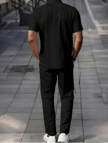 Manfinity CasualCool 男士休闲纯色短袖衬衫和裤子套装 - 黑色 - 查看 2