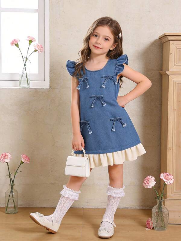 Vestido vaquero para niñas pequeñas de estilo lindo, color azul denim medio, decoración de lazo, mangas acampanadas, diseño de dobladillo con volantes, vestido vaquero de corte holgado, tela suave y cómoda, adecuado para la escuela, el transporte y el uso diario