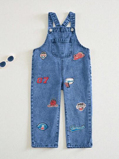 SHEIN Streecool Kids Bộ áo liền quần denim xanh nhạt kiểu vintage mới về cho bé trai, thiết kế cúc điều chỉnh, chất liệu cotton mềm mại, thoải mái cho mùa thu/đông, phù hợp mặc hàng ngày, đi học, tụ họp, ở nhà, đi nghỉ mát, mùa tựu trường, lễ hội.