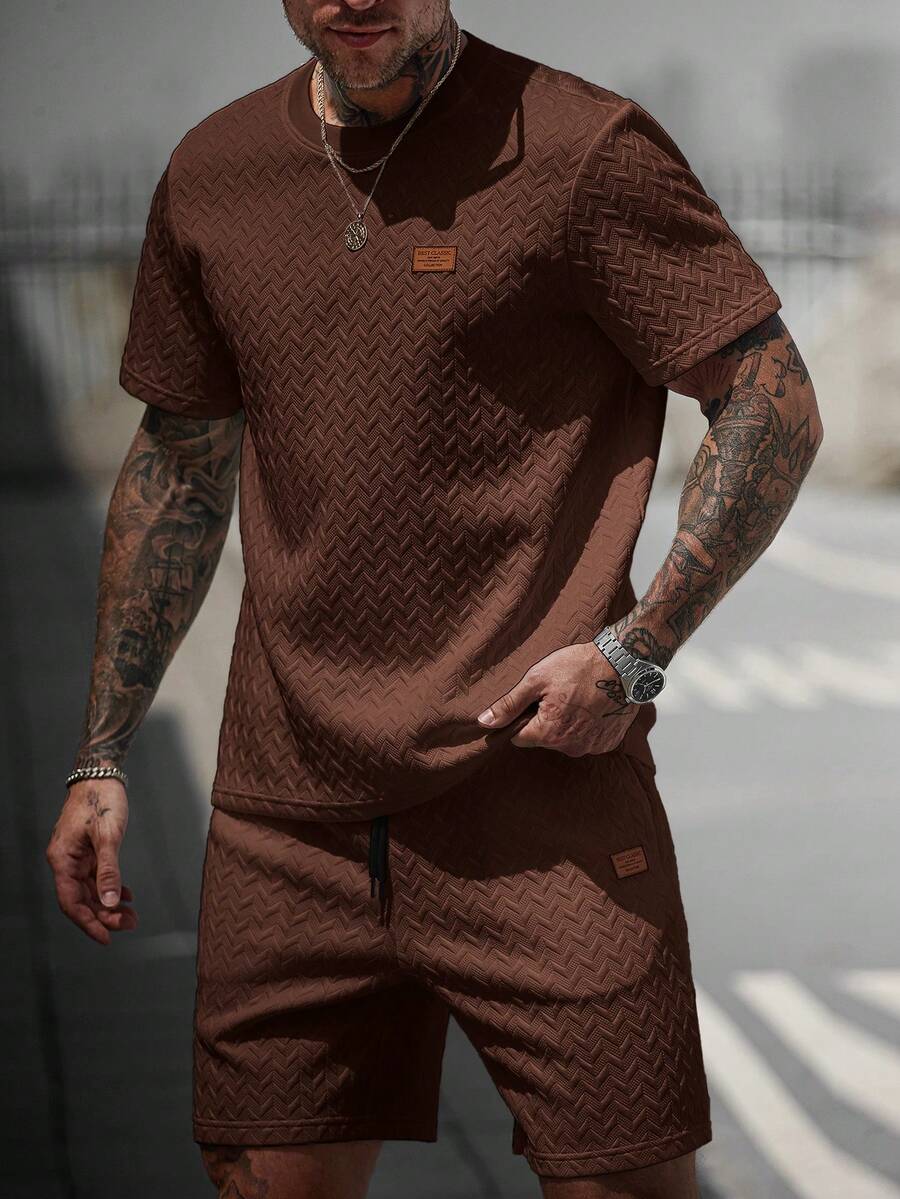 Manfinity CasualCool Bộ áo thun nam cổ chữ V gân sọc + quần short có dây rút - Cà phê nâu - Xem 1
