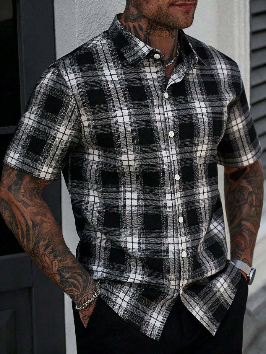Manfinity Homme Kemeja Pria Kasual Motif Kotak-kotak Kancing Depan Lengan Pendek, Musim Panas - Hitam dan Putih - View 1
