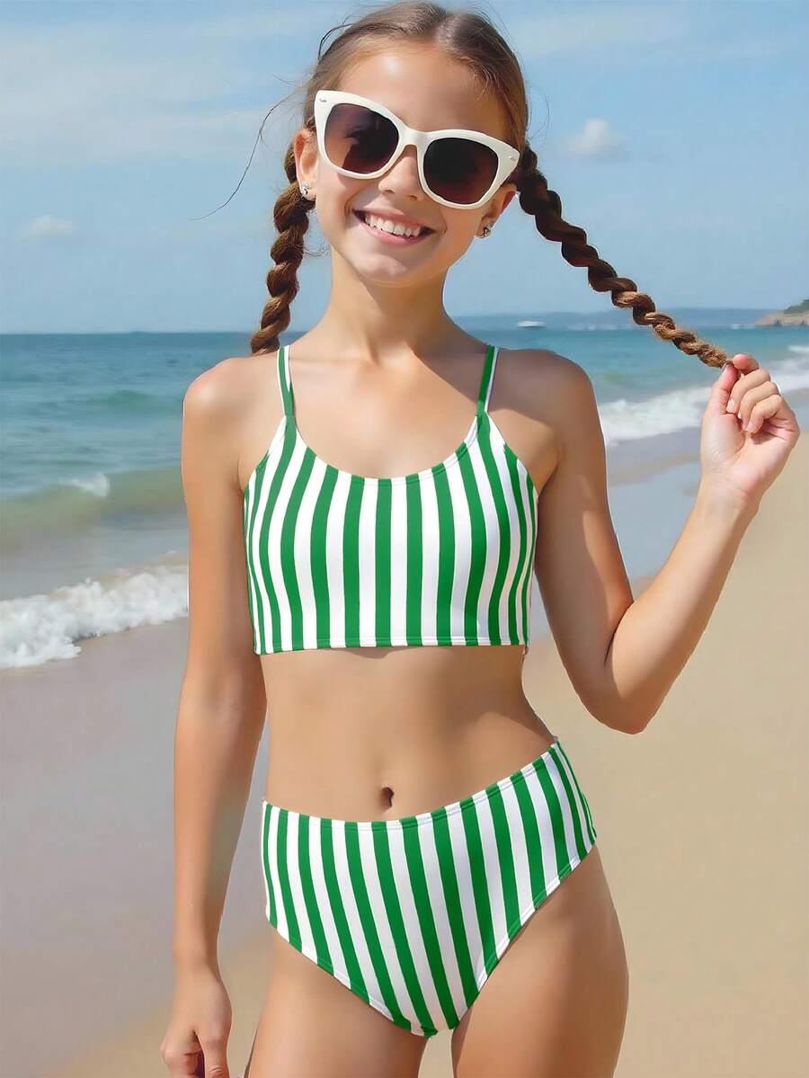 SHEIN 少女比基尼套装，女童泳衣套装，休闲度假风，绿色泳衣，简约条纹印花，针织面料，双肩带，两件套，背心搭配泳裤，时尚休闲，精致优雅，淑女范儿十足，适合游泳、夏季假期、海滩、海边、游泳池、夏季派对、休闲度假等场合。 - 綠色 - 查看 1