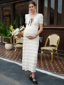 Momance 孕妇连衣裙，V领，短袖，蝴蝶结腰带设计，黑白针织领口和袖口饰边，荷叶边下摆，提花面料，双层长裙 - 杏色 - 查看 5