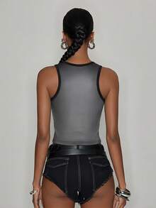 Shutterstock Y2Kool Áo crop top đen khoét lỗ phong cách Y2K Streetwear gợi cảm, in chữ, dáng ôm, phù hợp cho nữ, đi chơi, lễ hội âm nhạc, mặc hàng ngày, áo crop top in hình đồ họa phong cách Y2K Streetstyle nóng bỏng. - màu đen - Xem 2