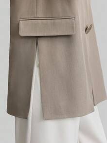 Ontre 2025春夏新款休闲宽松卡其色女式马甲外套，都市休闲风，现代都市休闲时尚商务休闲女装，低调复古优雅，轻松打造高端都市通勤装扮，高品质机场女装，高端面料，高端优雅复古邮轮婚礼宾客着装 - 卡其色 - 查看 9