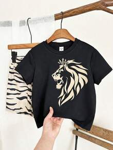 SHEIN 两件套男童狮子印花斑马纹卡其色短裤，黑色圆领短袖T恤，休闲、上学、舒适、时尚、百搭、面料柔软，适合日常穿着、外出、户外、度假、派对、夏季海滩、春夏季节。 - 彩色 - 查看 3