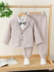 SHEIN Bộ vest 3 món tối giản màu trắng ngà có họa tiết dành cho bé trai, gồm áo blazer dài tay, quần dài và áo sơ mi dài tay màu trắng kèm nơ chấm bi, bộ vest lịch lãm 3 món, thích hợp mặc hàng ngày, đi du lịch, mùa cưới, tiệc tùng, kỳ nghỉ hè ở bãi biển, mùa xuân/hè. - Màu be - Xem 4