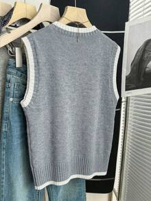 SHEIN Franclia 新款燕麦色撞色爱心针织背心，圆领配红色滚边，宽松版型，柔软针织面料，撞色爱心提花图案，无袖设计，青春甜美风，复古爱心元素，适合春季叠穿、校园、约会、日常穿着，百搭单品，爱心元素增添活力，撞色吸睛，宽松版型修身显瘦，韩式软妹风休闲舒适，内搭衬衫更添甜美，搭配百褶裙打造甜美造型，或搭配牛仔裤打造甜美酷感混搭风。 - 灰色 - 查看 2