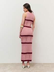 Nöista Đầm maxi dệt kim không tay màu hồng nhạt với các dải sọc màu đỏ tía tương phản, điểm xuyết họa tiết đan vặn và chấm bi. Hoàn hảo cho kỳ nghỉ hè, bãi biển, lễ hội âm nhạc, trang phục ngày lễ, hoặc trang phục hàng ngày. - Hồng - Xem 2