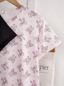 Pijama infantil de duas peças com gola redonda e manga curta, nas cores rosa, preto e cinza, com estampa de laço e letras, perfeito para o verão. Confeccionado em tecido de malha macio e leve, é confortável, estiloso, moderno, elegante e contemporâneo. Respirável, suave ao toque e de alta qualidade. Modelagem relaxada. - Preto - Ver 6