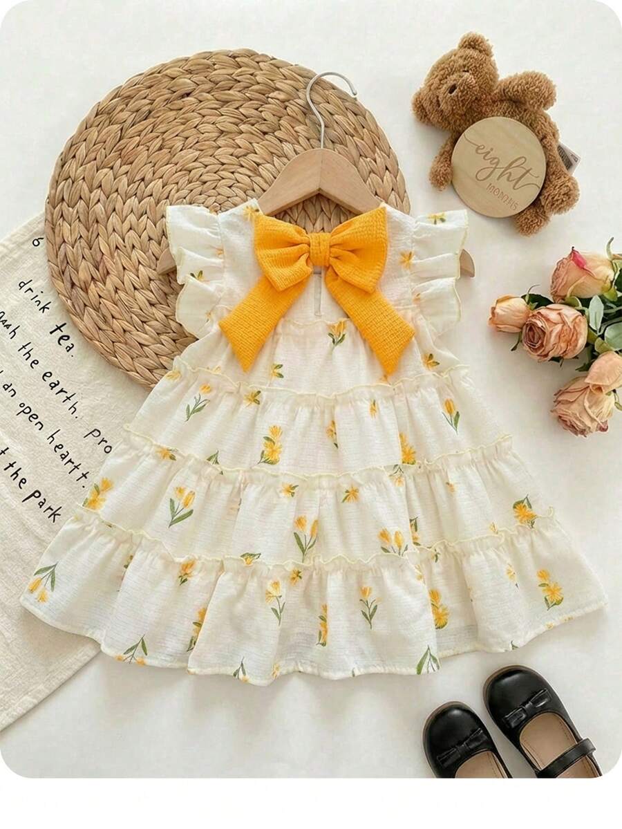 SHEIN Vestido casual suelto con estampado floral diminuto, volantes y mangas de vuelo para bebé niña - Multicolor - Ver 1