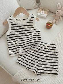 Cozy Pixies Bộ đồ 2 món cho bé gái: áo ba lỗ không tay kẻ sọc đen trắng và quần short cạp chun. - Đen và trắng - Xem 7