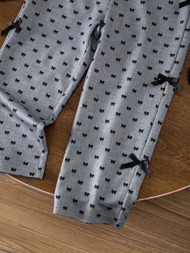 SHEIN ChillGRL Peto gris con estampado de lazo para niñas pequeñas, terminado con una decoración de lazo negro. Diseño holgado y de pierna recta. Tela suave y cómoda, perfecta para uso casual diario en primavera y verano, adecuado para la escuela o el transporte. - Gris - Añade 5