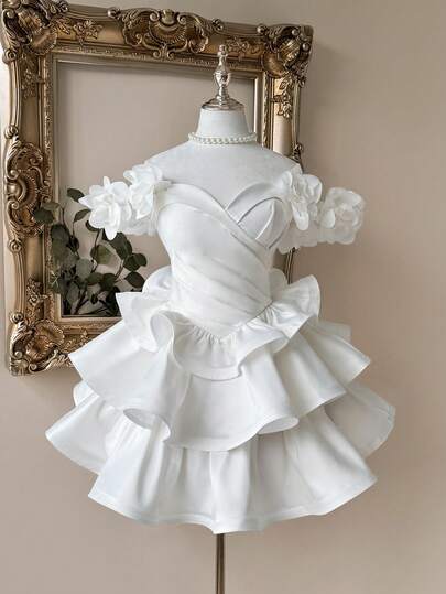 Lovelzi Đầm satin trắng thanh lịch không dây, trễ vai, điểm nhấn là họa tiết hoa 3D, phần thân trước xếp ly, dây buộc điều chỉnh phía sau, dáng chữ A xòe rộng như cánh hoa tulip, thích hợp cho tiệc độc thân, đám cưới, lễ tốt nghiệp, kỳ nghỉ, tiệc trà chiều, tiệc cô dâu.