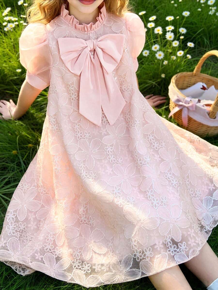 SHEIN 夏季女童香槟色复古连衣裙,欧根纱泡泡袖+3D蕾丝提花,缎面超大蝴蝶结,高端刺绣网纱正式礼服,柔软亲肤,适合生日派对、钢琴演奏会等场合。女童泡泡袖缎面连衣裙,幼儿女童优雅波西米亚风连衣裙。 - 粉色 - 查看 1